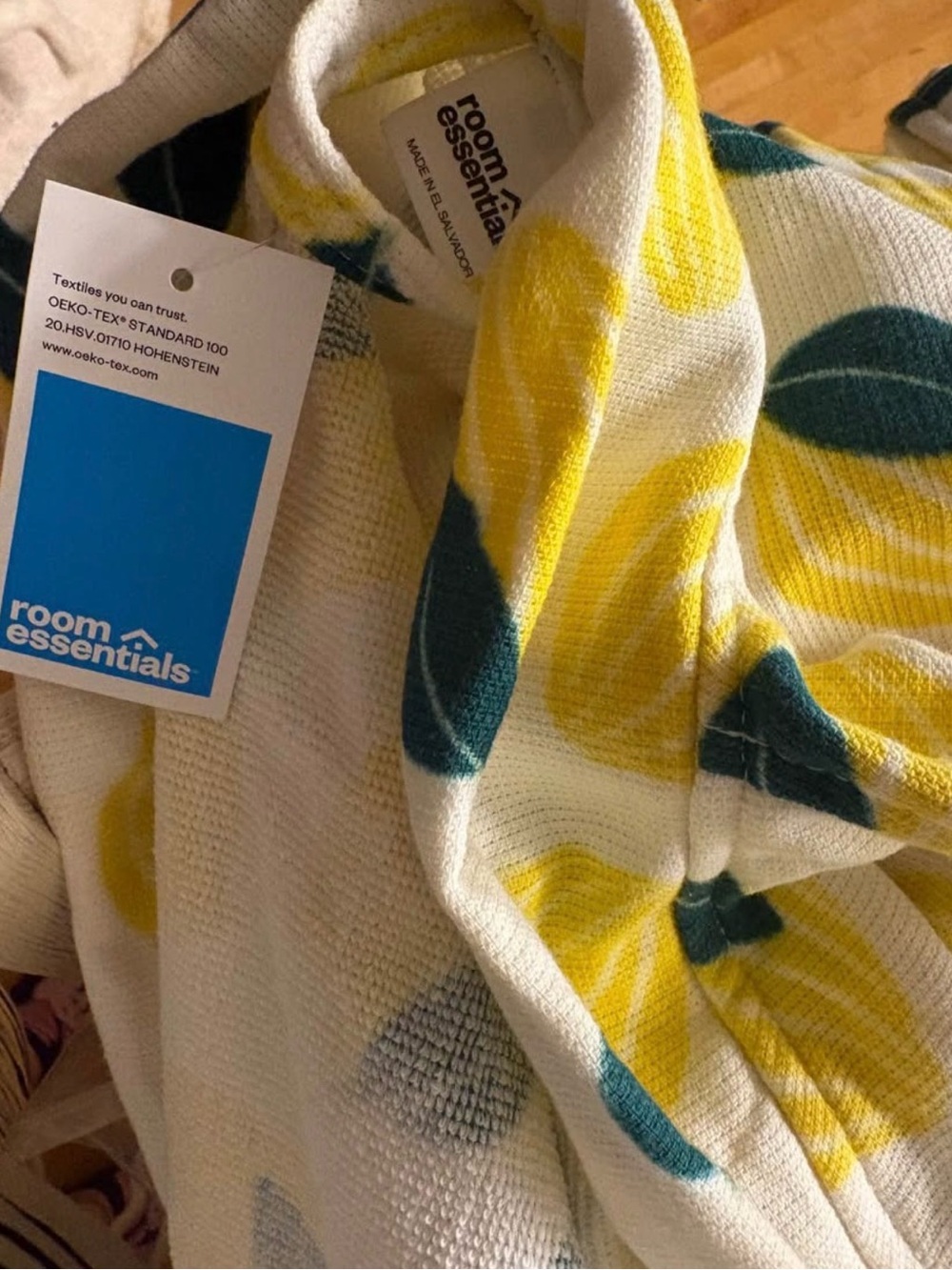 Room Essentials White Robe with Yellow Lemon & Green Leaf Print - Picture 4 of 5
